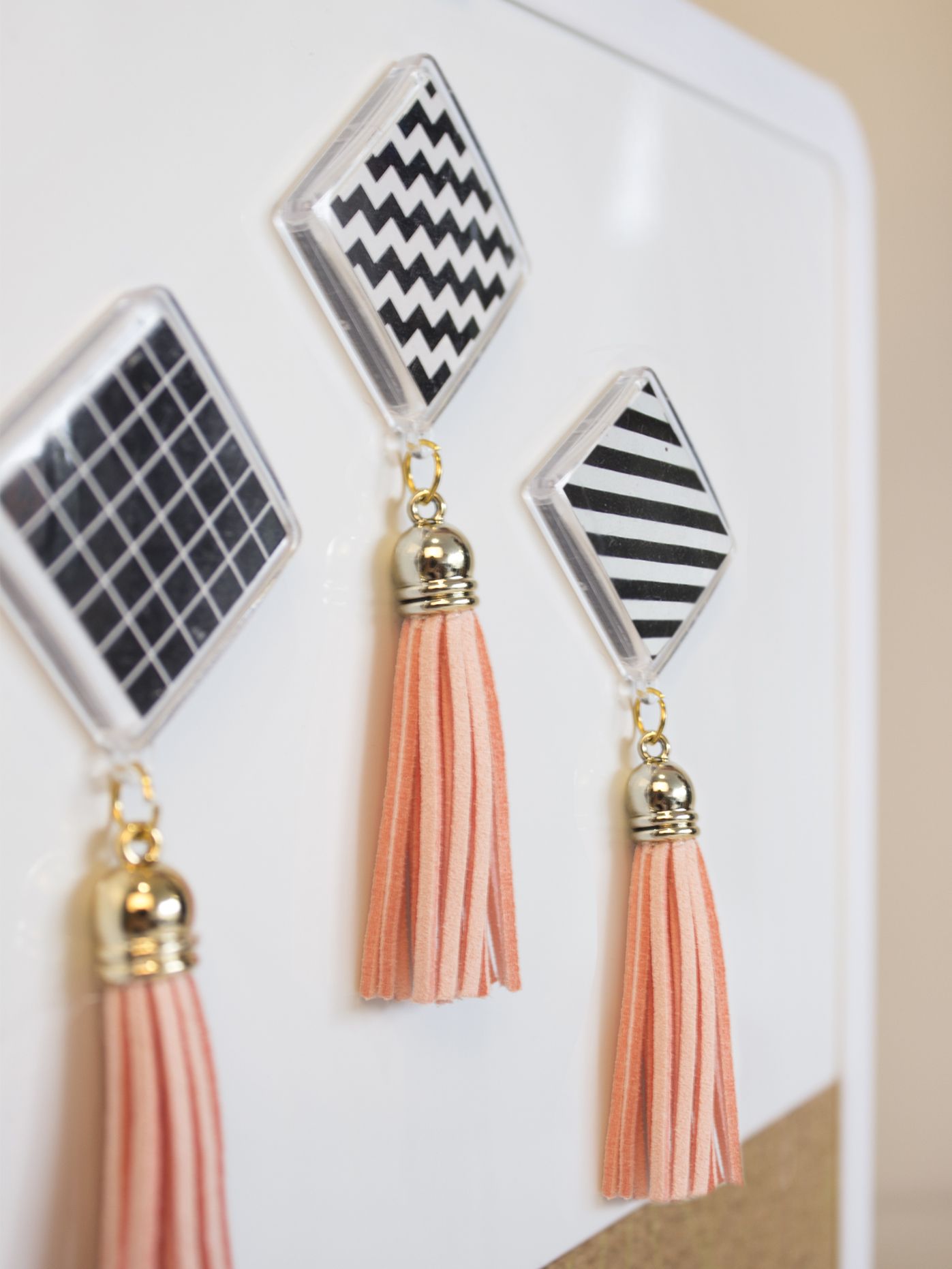 TASSELS MAGNET